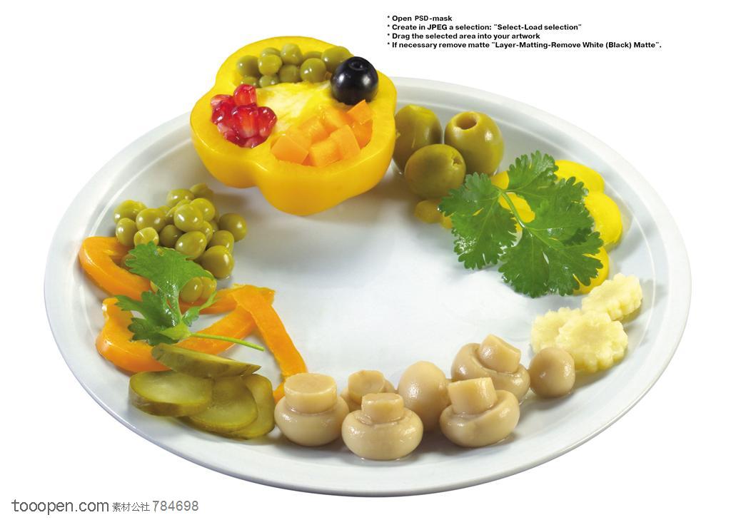 水果拼盘-围着摆放在盘子里的灯笼椒、蘑菇、橄榄、蓝莓、石榴等果肉