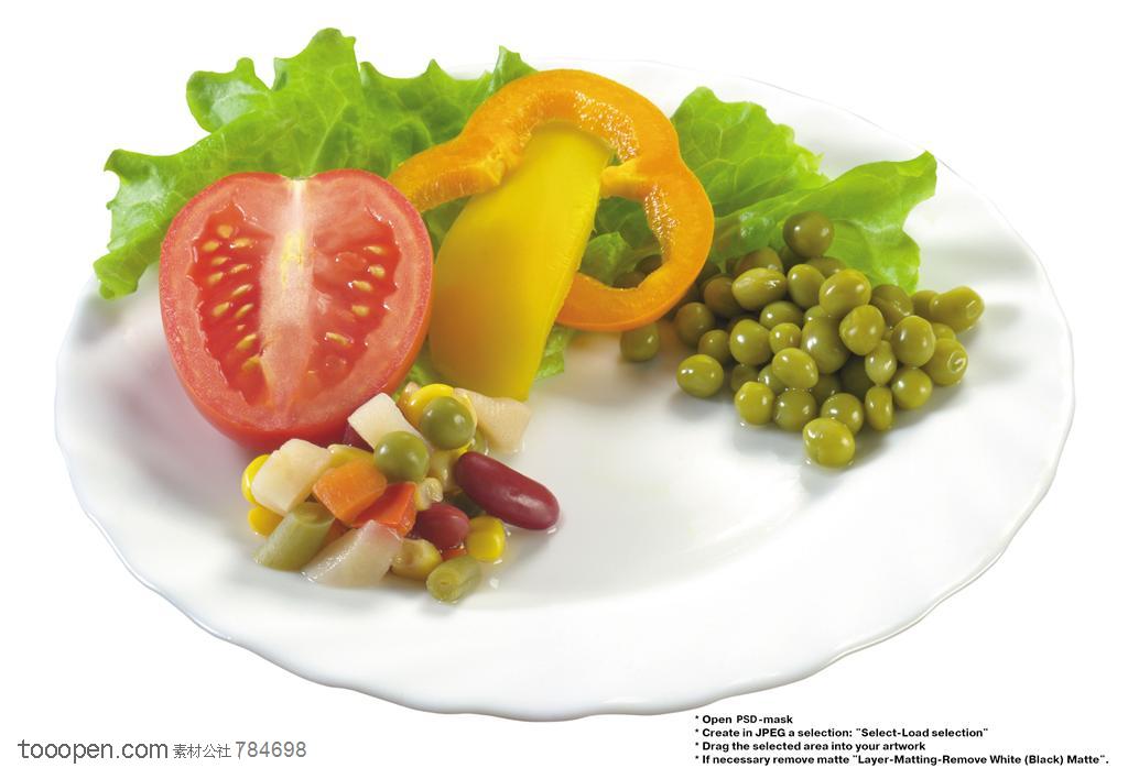 水果拼盘-放在盘子里的橄榄、西红柿、生菜等