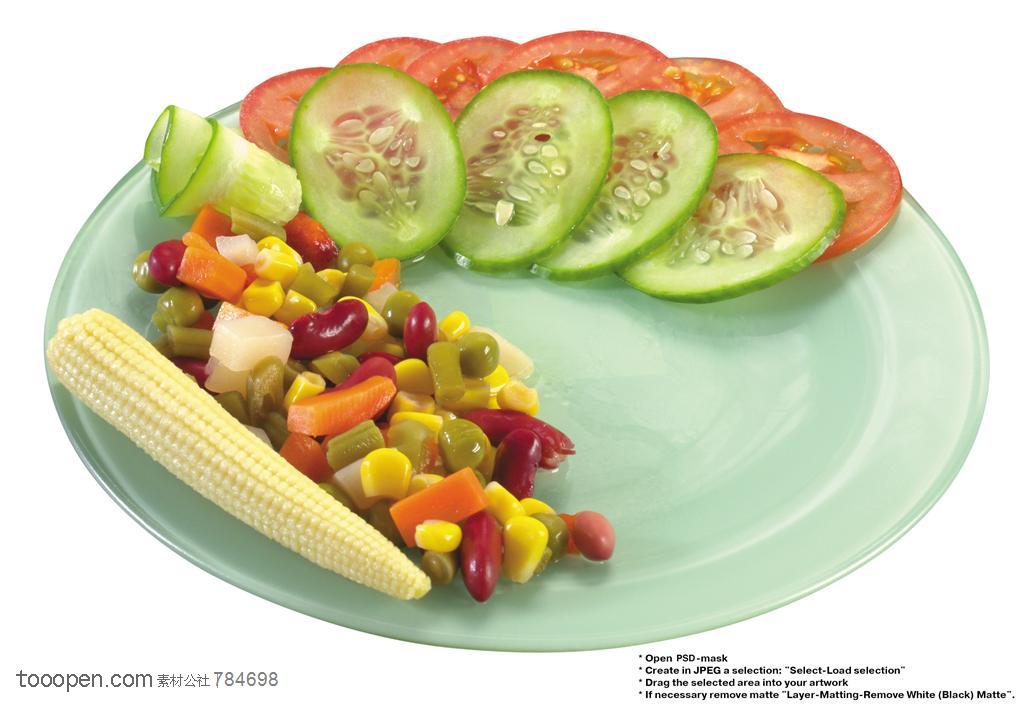 水果拼盘-俯视盘子里的西红柿片和黄瓜片还有豆子