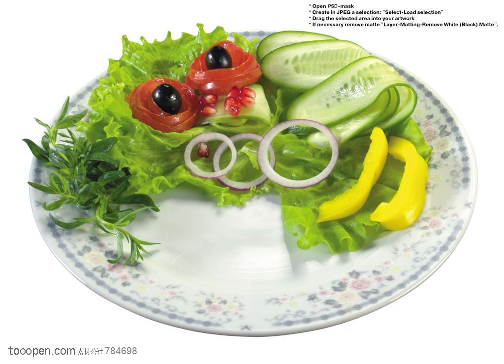 水果拼盘-圆形餐盘里摆放着蔬菜、洋葱圈、西红柿、黄瓜片等