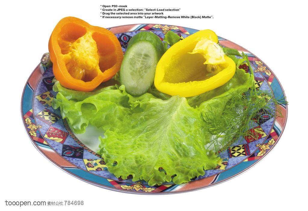 水果拼盘-花盘子里装着蔬菜、灯笼椒、黄瓜等