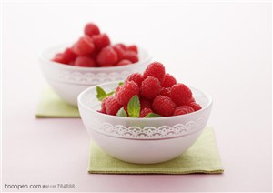 水果拼盘-两碗放在一起的红树莓