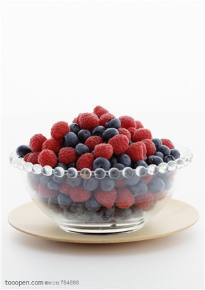 水果拼盘-放在透明碗里的红树莓和蓝莓