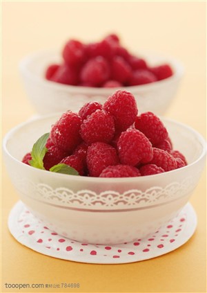 水果拼盘-洗干净的红树莓装在碗里