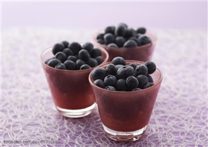 水果拼盘-三个半透明杯子里装着的蓝莓