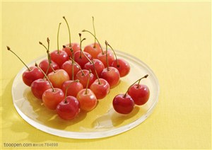 水果拼盘-装在透明盘子里摆放整齐的红樱桃