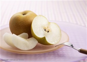 水果拼盘-装在盘子里的梨子和切好的果肉