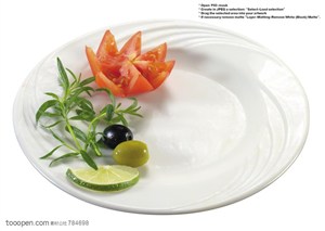 水果拼盘-摆放在盘子里的西红柿、橄榄、蓝莓、柠檬片