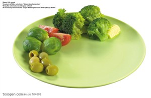 水果拼盘-盘子里装着西兰花和橄榄还有小包菜