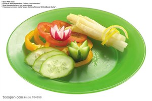 水果拼盘-俯视绿色盘子里的芦笋、灯笼椒、黄瓜片等
