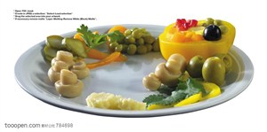 水果拼盘-放在盘子里的灯笼椒、蘑菇、橄榄等