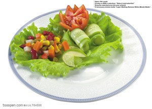 水果拼盘-摆放在生菜上的黄瓜片和西红柿还有豆子