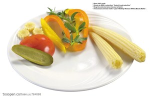水果拼盘-装在盘子里的小玉米、灯笼椒、黄瓜、西红柿等