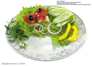 水果拼盘-圆形餐盘里摆放着蔬菜、洋葱圈、西红柿、黄瓜片等