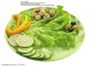水果拼盘-绿色盘子里装着柠檬片、生菜、蘑菇、橄榄等
