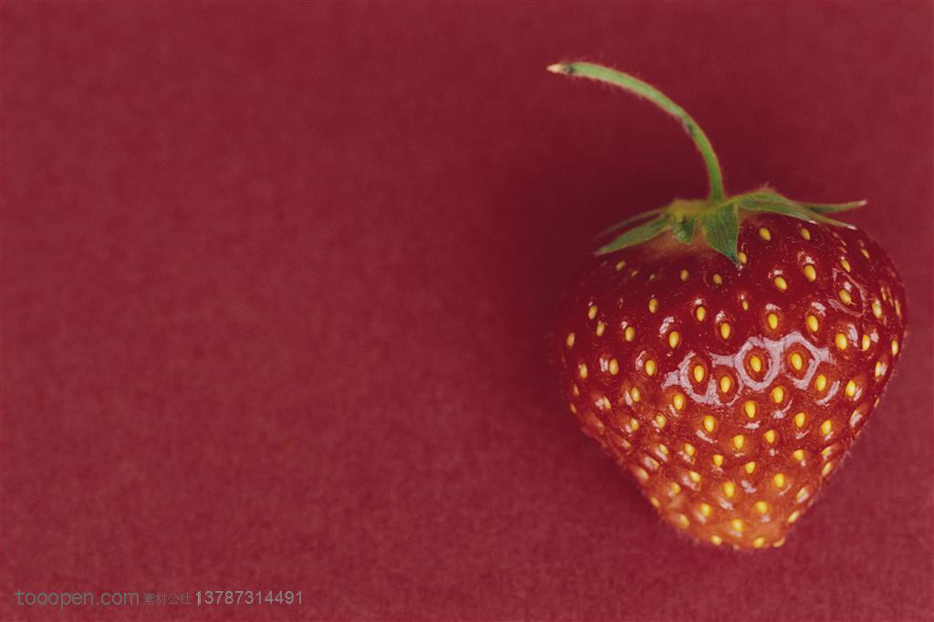 新鲜水果-摆放在桌子上的一颗草莓