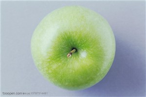 新鲜水果-俯视桌子上的一个青苹果