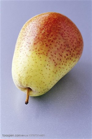 新鲜水果-一个竖着摆放着的香梨