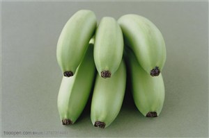 新鲜水果-一串还未成熟的青香蕉