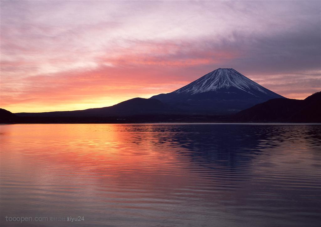 夕阳下的富士山图片