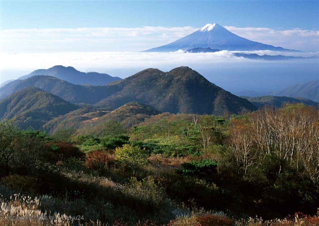 日本富士山图片-云雾弥漫的山脉