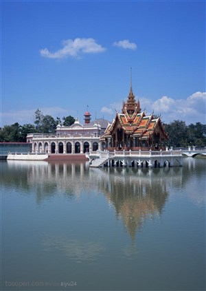 世界风情-泰国传统建筑湖岸边的房子