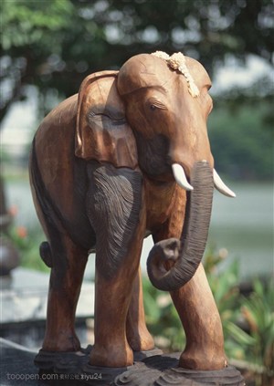 世界风情-木头雕刻的大象