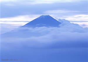 云海中的日本富士山图片