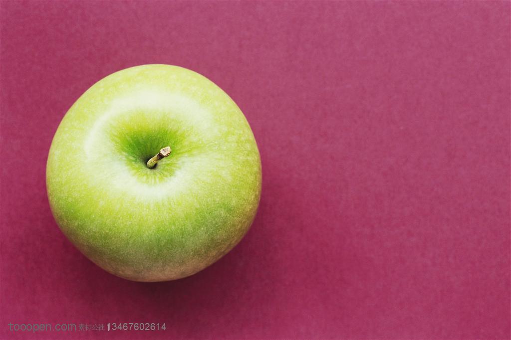 新鲜水果-俯视一个青苹果特写