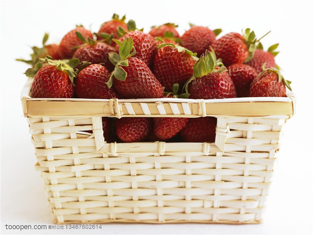 新鲜水果-柳条编织篮里一大筐草莓