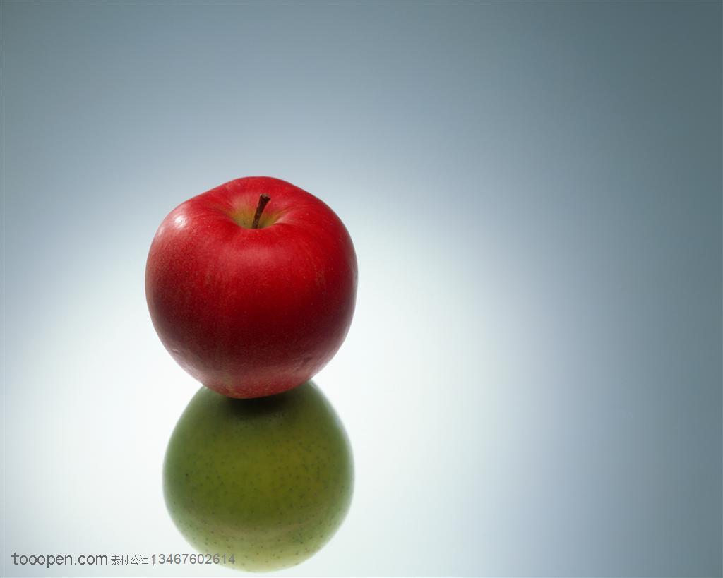 新鲜水果-印出倒影的一个红苹果