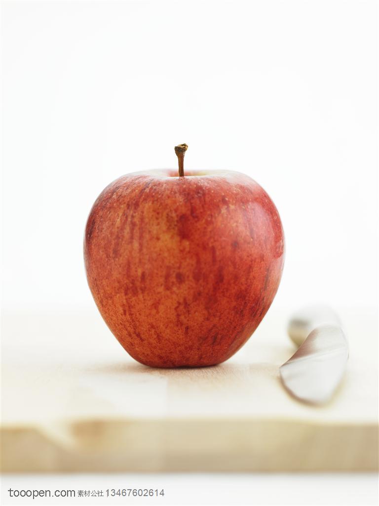 新鲜水果-砧板上摆放着苹果和水果刀