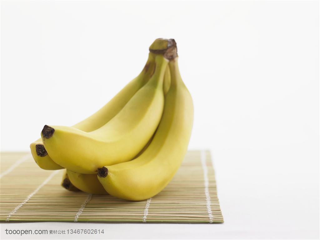 新鲜水果-竹编垫子上摆放着一串香蕉