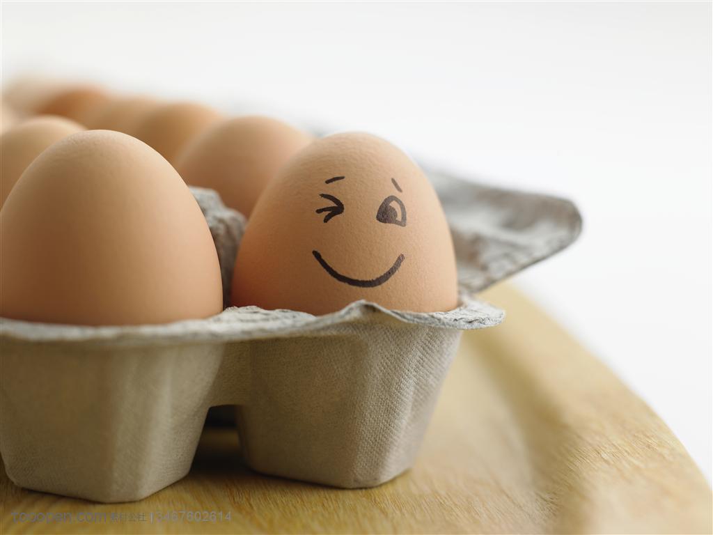 放在盒子里的新鲜鸡蛋上的笑脸