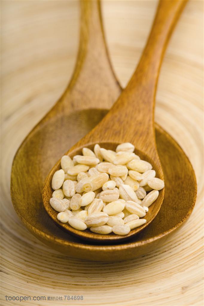 木质勺子里装着粗粮大米