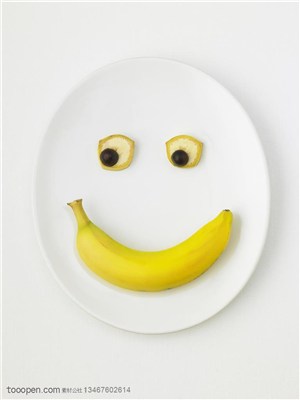 新鲜水果-盘子里的香蕉摆放成笑脸