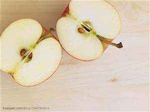 新鲜水果-俯视被切成两半的苹果