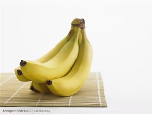 新鲜水果-竹编垫子上摆放着一串香蕉