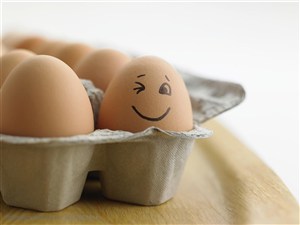 放在盒子里的新鲜鸡蛋上的笑脸