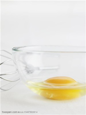透明碗里的一个鸡蛋蛋清蛋黄