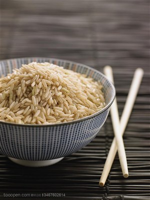 筷子边上的碗里装着大米