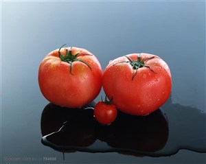 新鲜蔬菜-三个摆放在一起的西红柿特写