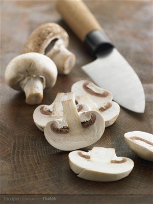 砧板上切好的香菇