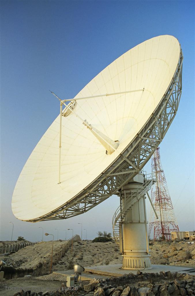 电子信息-斜放的卫星接收器