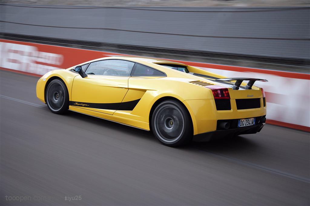 超级跑车-行驶的黄色跑车