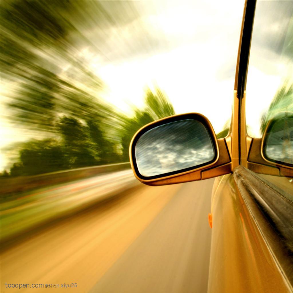 交通运输-行驶中车辆的汽车后视镜