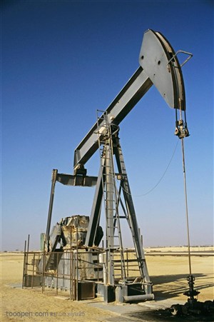 工业生产-运转的石油开采机器