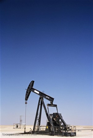 工业生产-蓝天下的石油开采机器