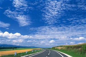 交通运输-白云下的弯曲公路