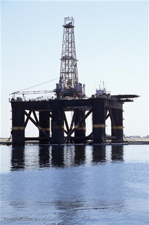 工业生产-海面上的石油钻进平台